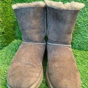 Ugg women’s Bailey bow ll Gray Suede Shearling Boots size 6